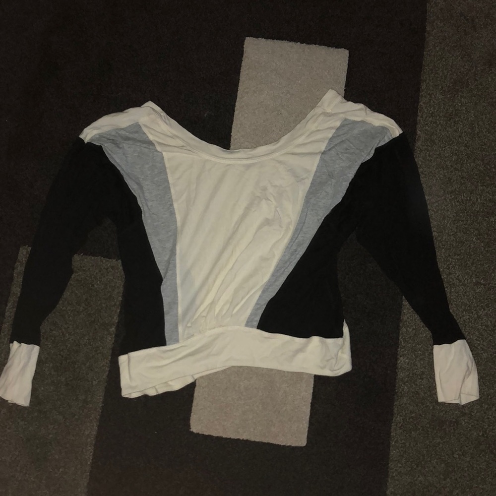 Super cute long sleeve black and white top!